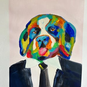 Könnte beinhalten: Gemälde eines bunten Hundes im Anzug. Das Gesicht des Hundes ist in leuchtenden Farben wie Blau, Grün und Gelb gemalt. Er trägt einen schwarzen Anzug, ein weißes Hemd und eine schwarze Krawatte. Der Hintergrund ist hellrosa.