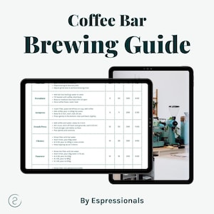 Puede incluir: Dos tabletas muestran una guía de preparación de café. La guía incluye instrucciones para los métodos Perilator, Aeropress, French Press, Chemex y Pour Over. Las tabletas son negras con texto blanco y un fondo claro. El texto "Coffee Bar Brewing Guide" está en la parte superior.