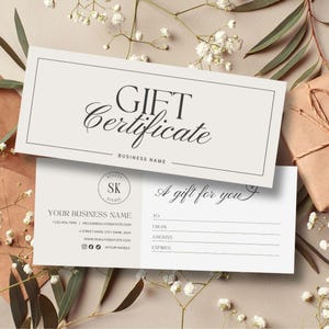 Può includere: Due buoni regalo color crema con testo nero. Il buono superiore recita "GIFT Certificate" in corsivo. Il buono inferiore ha campi per "TO", "FROM" e "AMOUNT". Il logo aziendale è visibile. Design minimalista ed elegante.