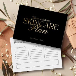 Puede incluir: Una tarjeta de plan de cuidado de la piel negra con letras doradas que dice "Your custom SKINCARE Plan" y "BUSINESS LOGO". Debajo hay una tarjeta blanca de rutina de cuidado de la piel, con secciones para rutinas de mañana y noche.