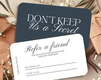 Könnte beinhalten: Zwei Geschenkkarten mit abgerundeten Ecken. Die obere Karte ist marineblau mit dem Text "DON'T KEEP Us a Secret" in weißer Schrift. Die untere Karte ist weiß mit dem Text "Refer a friend" und "AND YOU'LL BOTH RECEIVE 20% OFF ON YOUR NEXT TREATMENT!"