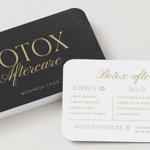 Könnte beinhalten: Schwarze Visitenkarten mit abgerundeten Ecken, gestapelt neben einer weißen Karte. Die Karten haben goldenen Text mit der Aufschrift "BOTOX Aftercare" und "BUSINESS LOGO". Die weiße Karte listet Nachsorgehinweise auf.
