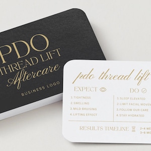 Puede incluir: Un montón de tarjetas de visita negras con esquinas redondeadas, con texto dorado que dice "PDO Thread Lift Aftercare" y "Business Logo". Una tarjeta blanca con texto dorado enumera las instrucciones de cuidados posteriores.