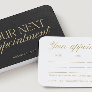 Może przedstawiać: Stos czarnych wizytówek z zaokrąglonymi rogami. Na górnej karcie widnieje napis "YOUR NEXT Appointment" złotymi literami, z napisem "BUSINESS LOGO" poniżej. Widoczna jest również biała karta z napisem "Your appointment" i polami na datę, godzinę i szczegóły.