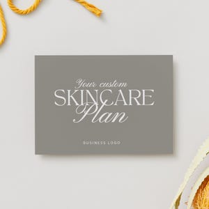 Puede incluir: Una tarjeta gris con el texto "Your custom SKINCARE Plan" en escritura blanca. Debajo del texto est&aacute; "BUSINESS LOGO" en una fuente m&aacute;s peque&ntilde;a. Cuerda amarilla y un elemento decorativo en el fondo.