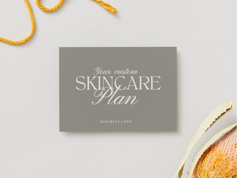 Puede incluir: Una tarjeta gris con el texto "Your custom SKINCARE Plan" en escritura blanca. Debajo del texto est&aacute; "BUSINESS LOGO" en una fuente m&aacute;s peque&ntilde;a. Cuerda amarilla y un elemento decorativo en el fondo.