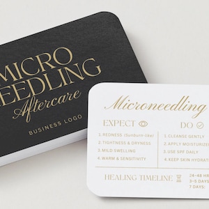 Op de afbeelding: Een stapel zwarte visitekaartjes met afgeronde hoeken, met gouden tekst die luidt "MICRO NEEDLING Aftercare BUSINESS LOGO." Een witte kaart met gouden tekst geeft nazorginstructies, inclusief wat te verwachten en te doen na de procedure.