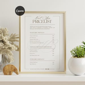 Könnte beinhalten: Ein gerahmter Nail Spa Pricelist mit einem goldenen Rahmen. Die Preisliste umfasst Maniküre-, Erweiterungs- und Pediküre-Dienstleistungen. Der Text ist in einer Serifenschrift und der Hintergrund ist hellbeige. Rechts ist eine kleine Pflanze in einem weißen Topf.