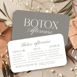 Puede incluir: Dos tarjetas grises con las palabras "BOTOX Aftercare" y "Botox aftercare" impresas. La tarjeta inferior enumera las instrucciones "Expect", "Do" y "Avoid". La imagen está decorada con pequeñas flores blancas y vegetación.