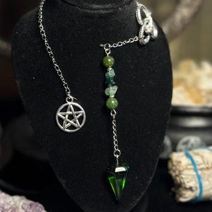 Groene stenen slinger handgemaakte pentagram slang Wicca waarzeggerij