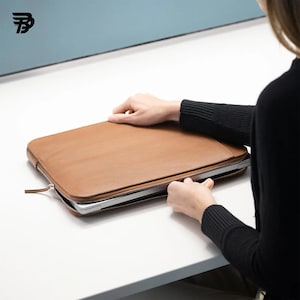 Funda de cuero para portátil hecha a mano para MacBook Pro - Piel de vacuno marrón con correa para carrito y tarjetero. Productos de cuero de primera calidad de BP Attire.