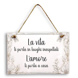 Targa decorativa in legno da appendere - Stile Shabby Chic con aforisma, perfetta per arredare la casa e come regalo. LA VITA E L'AMORE
