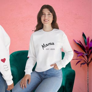 Op maat geborduurd mama-sweater met kindernaam op mouw en est jaar, gepersonaliseerd moedersweater, cadeau voor moeder, Moederdag