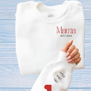 Aangepaste mama-sweater met kindernaam op mouw en est jaar, gepersonaliseerde moedersweater, minimalistische moedertrui cadeau voor moeder