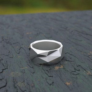 Geometrischer Ring aus Sterlingsilber: Facettiertes Polygonband, moderner Schmuck, einzigartiges Geschenk für Ihn, Statement-Schmuck für Herren