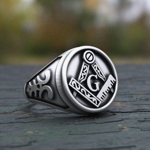 Masonic Ring | 925 Sterling Silver Square and Compass | Handcrafted Freemason Jewelry | Master Mason Symbol | Men&#39;s Lodge Signet Ring