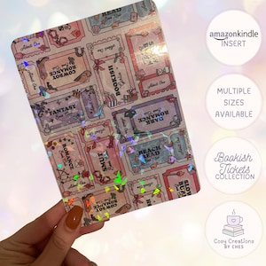 Könnte beinhalten: Ein dekorativer Kindle-Einsatz mit Ticket-Design, der Themen von Buchclubs wie "Fantasy", "Romance" und "Bookish Girlie" aufweist. Der Einsatz hat ein holografisches Finish und den Text "Bookish Tickets Collection".