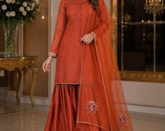 Traje de shalwar de seda bordado, atuendo de boda pakistaní, hecho a medida.