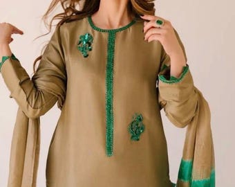 Dip n Dye Seidenanzug: Beiger Shalwar Kameez mit emeraldgrüner bestickter Chiffon Dupatta
