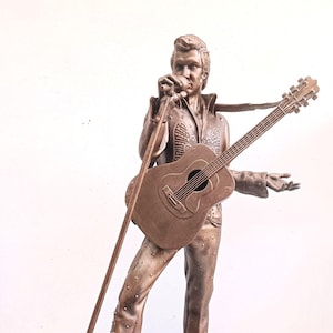Bronze effect figurine inspired on the statue of Elvis Presley in Hawaii | The King of Rock 'n Roll
