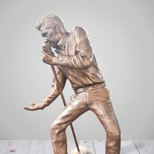 Statue inspired on Elvis Presley's bronze statue in Tupelo called "The Hands"