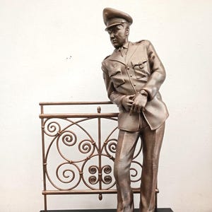 Statua ispirata alla statua in bronzo di Elvis Presley Bad Nauheim, Germania / Il re del rock 'n roll