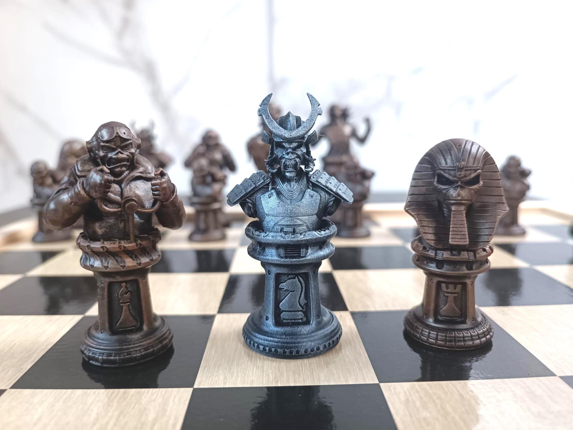 Op Iron Maiden- Schaakset in Brons En Zilvermetaalkleuren