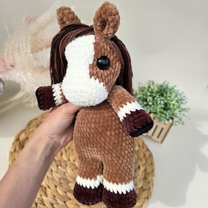 Patrón de caballo de crochet: Potro amigurumi