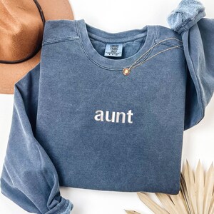 EMBROIDERED Aunt Sweatshirt , Embroidered Aunt Sweatshirt, Best Aunt Gift, Gift for New Aunt , Custom Thread Color Embroidered Aunt Sweat