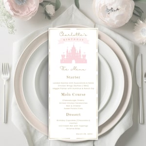 Może przedstawiać: Różowa i złota karta menu urodzinowego z napisem "Charlotte's Birthday" i różowym zamkiem. Menu zawiera przystawki, dania główne i desery, w tym babeczki i lody. Data "29 marca 20xx" znajduje się na dole.