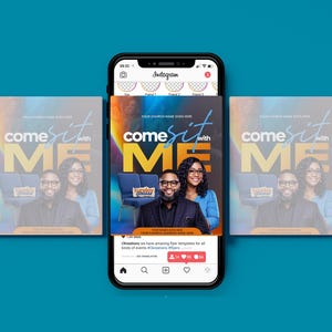 Pu&ograve; includere: Uno smartphone mostra un post di Instagram con un design di volantino. Il volantino presenta il testo "Come Sit With Me" in un font stilizzato, con una foto di un uomo e una donna. Lo sfondo &egrave; una sfumatura di arancione e blu.