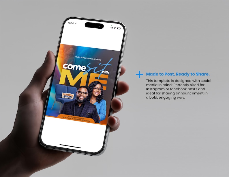 Pu&ograve; includere: Uno smartphone mostra un modello di social media con la scritta "come sit with ME". L'immagine presenta due persone e una poltrona blu. Il modello &egrave; progettato per i post di Instagram e Facebook.