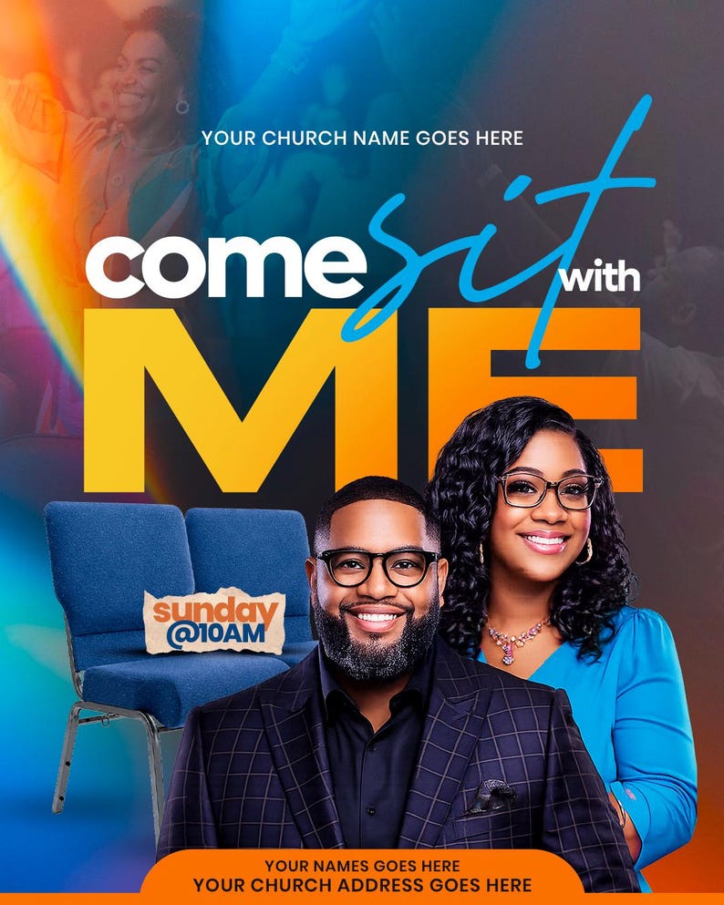 Pu&ograve; includere: Un poster promozionale con il testo "Come Sit With Me" in grandi lettere colorate. L'immagine presenta un uomo e una donna sorridenti e una sedia blu. Il testo "Sunday @10AM" &egrave; anch'esso visibile.