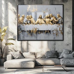 Könnte beinhalten: Gerahmtes Kunstwerk, das das letzte Abendmahl in Gold- und Neutraltönen darstellt. Das Gemälde zeigt Jesus und seine Jünger an einem Tisch mit strukturiertem, abstraktem Hintergrund. Das Kunstwerk wird über einem grauen Ecksofa ausgestellt.