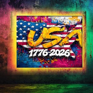 Könnte beinhalten: Ein lebendiges Kunstwerk mit dem Wort "USA" im gelben Graffiti-Stil über einer stilisierten amerikanischen Flagge. Die Zahlen "1776-2026" sind darunter abgebildet. Das Bild ist mit einem gelben Rahmen vor einem strukturierten, farbenfrohen Hintergrund versehen.