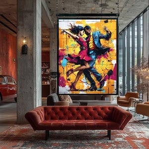 Puede incluir: Una gran pintura colorida de una pareja bailando domina un interior moderno. La obra de arte presenta a un hombre con un traje azul y a una mujer con un vestido rojo, sobre un fondo amarillo y multicolor. La habitación incluye un sofá rojo, sillas y un coche rojo clásico.