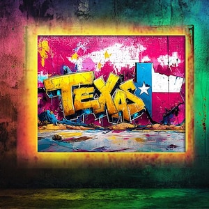 Könnte beinhalten: Ein gerahmtes Kunstwerk mit dem Wort "TEXAS" im gelben Graffiti-Stil, vor einem lebendigen rosa und blauen Hintergrund. Die Flagge des Bundesstaates Texas ist ebenfalls abgebildet. Das Kunstwerk befindet sich in einer farbenfrohen, strukturierten Umgebung.