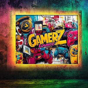 Könnte beinhalten: Ein lebendiger Gamerz Lounge Kunstdruck mit bunten Gamecontrollern, Kopfhörern und dem Text "Gamerz Lounge". Das Kunstwerk ist mit einem leuchtend gelben Rahmen vor einer strukturierten Wand versehen.