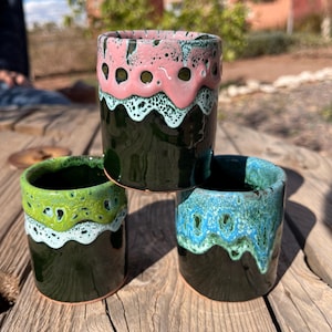 Set med 3 handgjorda keramiska koppar - Unikt boho-kaffemuggset - Konstnärlig marockansk keramik - Färgglad droppande glasyrkeramik - Unik gåva
