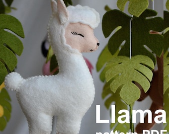 Puede incluir: Un llama de fieltro blanco con los ojos cerrados, de pie sobre un fondo de fieltro verde. El texto "Llama pattern PDF" es visible debajo del llama.