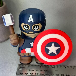 Captain America Figure With Shield & Hammer - Avengers Collectible Gift - Vibranium Shield and Mjolnir - Desk Toy - 4.5" Tall - Fan Creation afbeelding 2