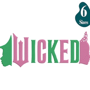 Puede incluir: Diseño bordado con la palabra "WICKED" en rosa y verde, flanqueada por siluetas de personajes. Un gráfico turquesa en la esquina superior derecha indica "6 Tamaños". El diseño está sobre un fondo blanco.