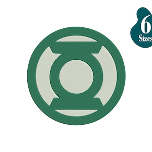 Könnte beinhalten: Stickmuster-Design des Green Lantern-Logos. Das Logo ist ein Kreis mit einem grünen Ring und einem weißen Innenkreis. Das Design ist in sechs Größen erhältlich.