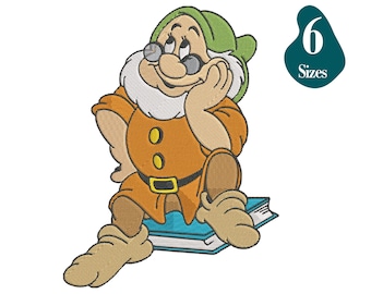 Puede incluir: Imagen bordada de un personaje de dibujos animados, con gafas y un sombrero verde, apoyando la barbilla en la mano. Viste un atuendo naranja con cinturón negro y está sentado sobre un libro azul. Un gráfico turquesa con el texto "6 Tamaños" está en la esquina superior derecha.