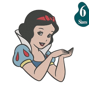 以下が含まれることがあります： ディズニーの白雪姫と7人の小人から、白雪姫の刺繍パッチ。彼女は青と白のドレスを着て、髪に赤いリボンをつけています。彼女は微笑んで、歓迎のジェスチャーで手を上げています。