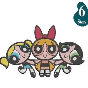 Puede incluir: Imagen bordada de las Supernenas, Pétalo, Burbuja y Cactus, con sus trajes característicos. La imagen muestra a los tres personajes de dibujos animados tomados de la mano. Una etiqueta turquesa en la esquina superior derecha dice "6 Tamaños".
