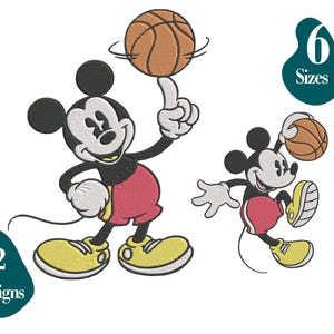 Pode incluir: Dois desenhos bordados do Mickey Mouse jogando basquete. O desenho maior mostra o Mickey driblando uma bola de basquete com a mão direita. O desenho menor mostra o Mickey driblando uma bola de basquete com a mão esquerda. Ambos os desenhos são em preto e branco com shorts vermelhos.