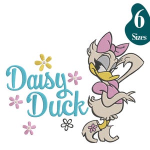 Puede incluir: Un diseño bordado con Daisy Duck con un vestido y lazo rosa, con el texto "Daisy Duck" en escritura turquesa. El diseño incluye varias flores pequeñas amarillas y rosas, y una etiqueta verde azulado que dice "6 Tamaños".