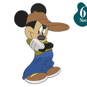 Może przedstawiać: Haftowany wzór myszy z kreskówki w brązowej czapce, zielonej koszuli, niebieskich dżinsach i brązowych butach. Mysz się uśmiecha i ma skrzyżowane ręce. Obraz zawiera turkusową grafikę z tekstem "6 Rozmiarów".