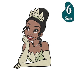 Może przedstawiać: Haftowany wzór przedstawiający kreskówkową księżniczkę o brązowej skórze, zielonych oczach i koronie. Ma na sobie zielono-białą sukienkę i trzyma rękę na brodzie.